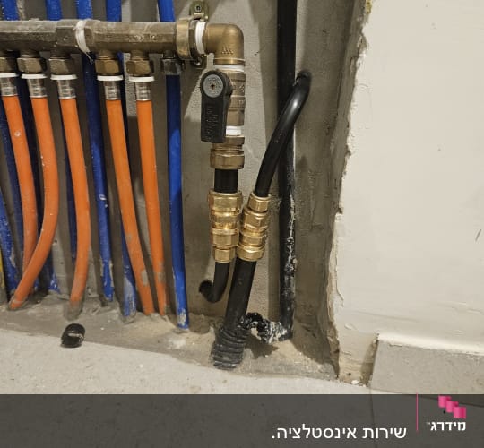 צינורות וכלי עבודה בתחום האינסטלציה